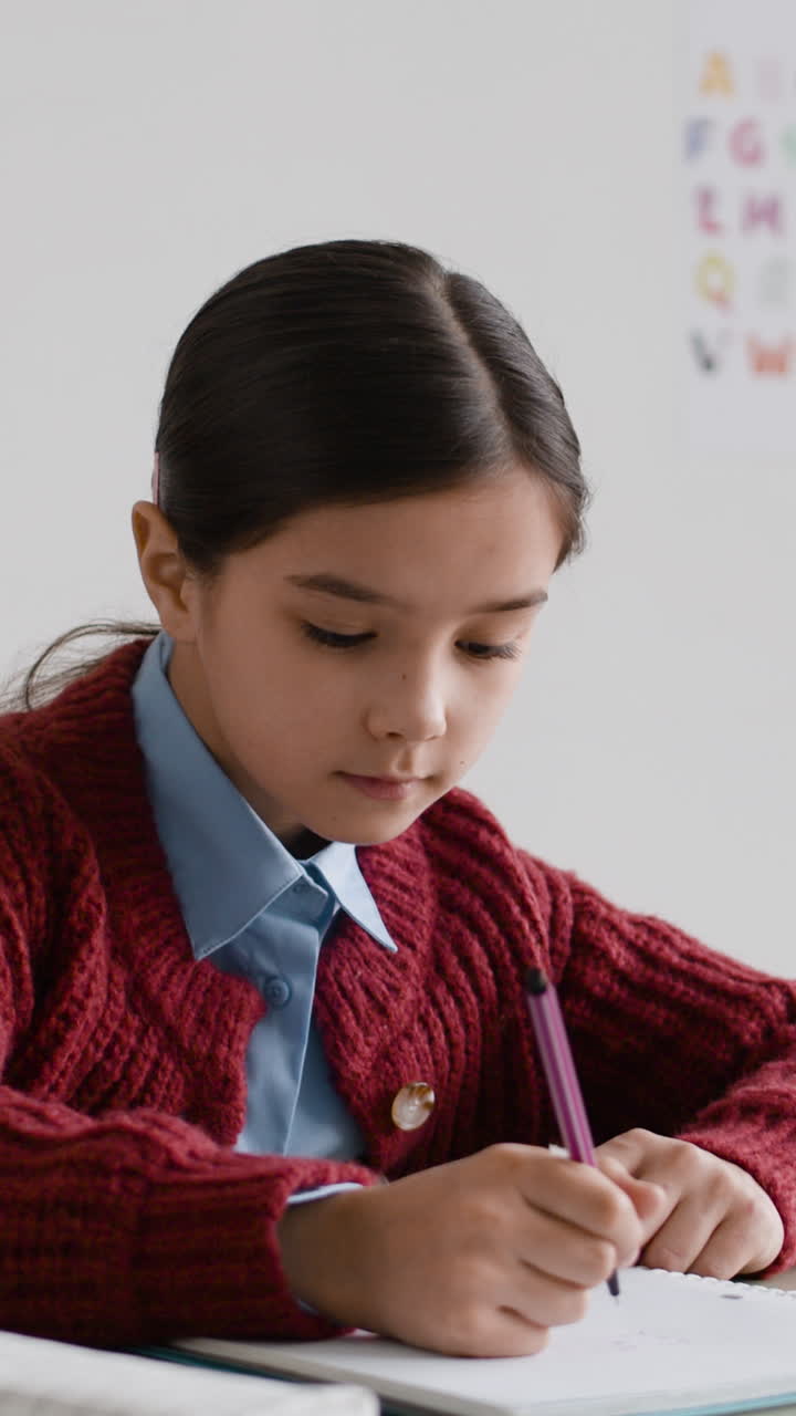 Scrittura della ragazza in un taccuino