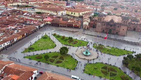 Cuscos-Hauptplatz-„Plaza-Mayor“-Voller-Touristen-Und-Nach-Dem-Ende-Der-Pandemie-Panoramablick