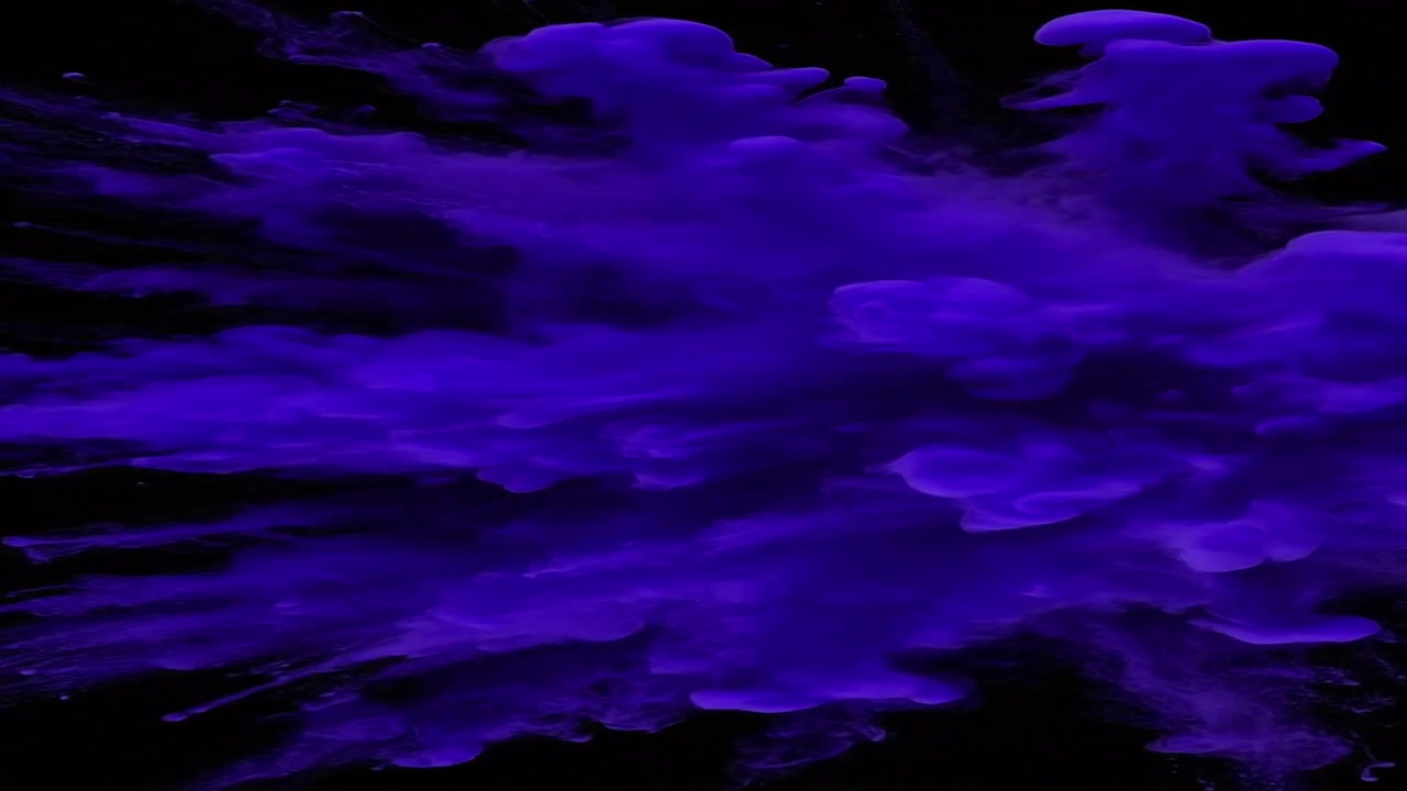 Esplosione di polvere viola su sfondo nero