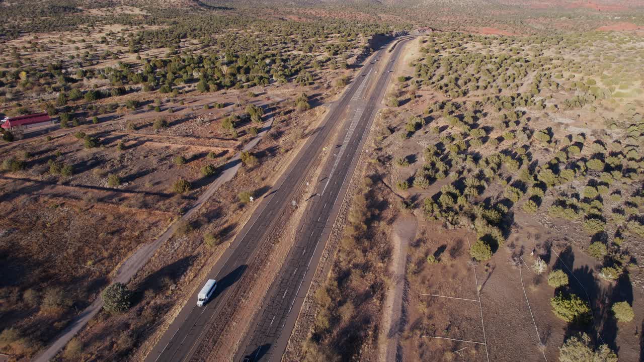 vista aérea del tráfico en la ruta del estado de arizona, carretera del desierto y paisaje, disparo de dron