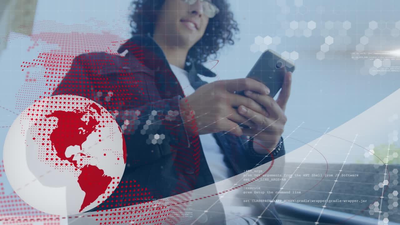 animación de globos y lenguaje informático en ángulo bajo vista de hombre biracial usando teléfono celular