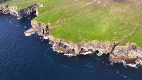 Vista-Aérea-De-La-Pintoresca-Costa-De-Escocia,-Reino-Unido-En-Un-Día-Soleado,-Acantilados-Sobre-El-Mar-Y-Tierra-Verde