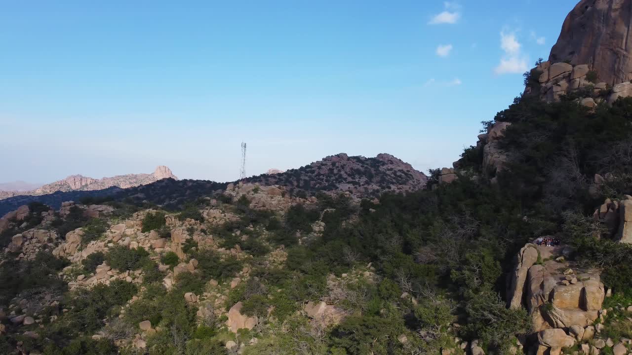 espectáculo aéreo al revés que muestra un grupo de turistas en la montaña en la zona de taif de arabia saudita durante un viaje de senderismo