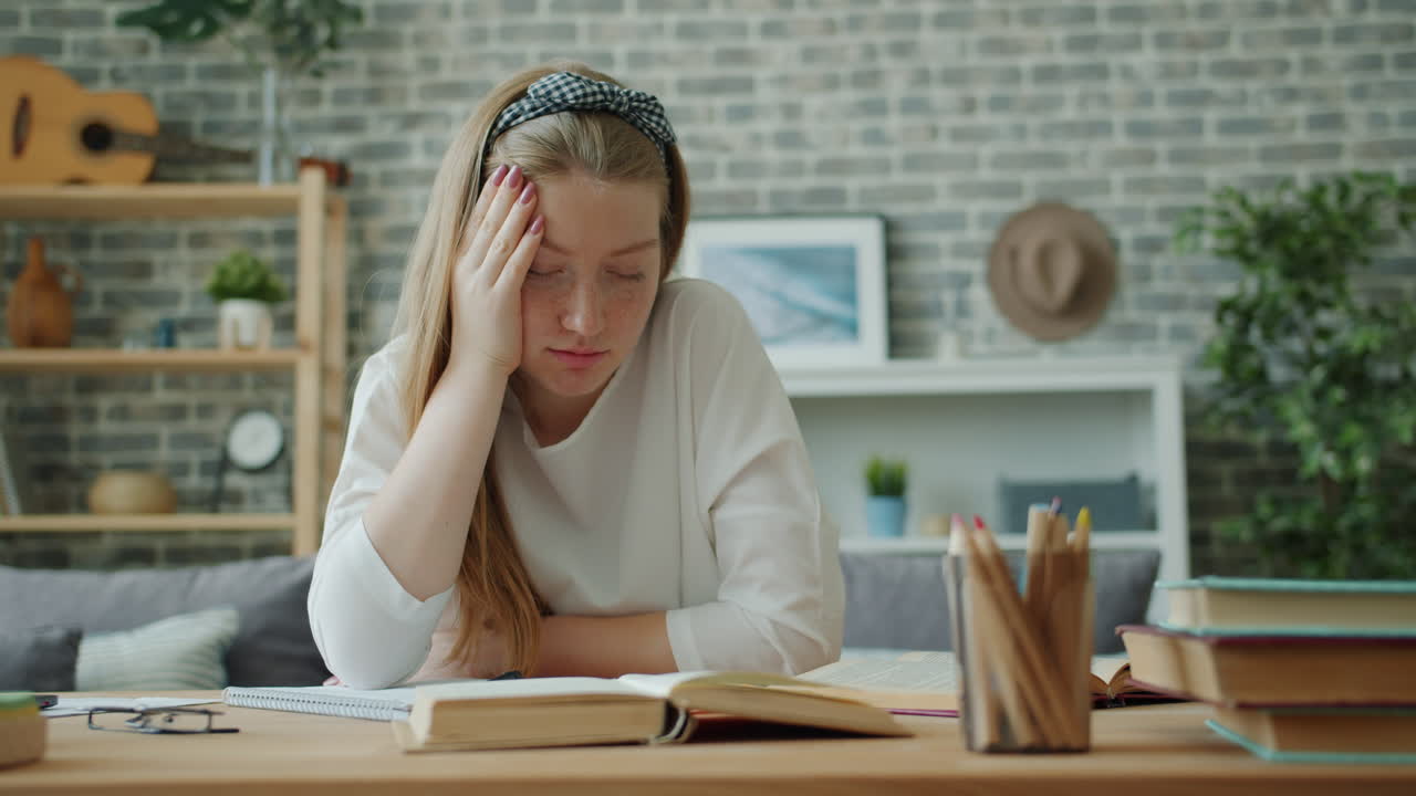 Ragazza adolescente che studia a casa