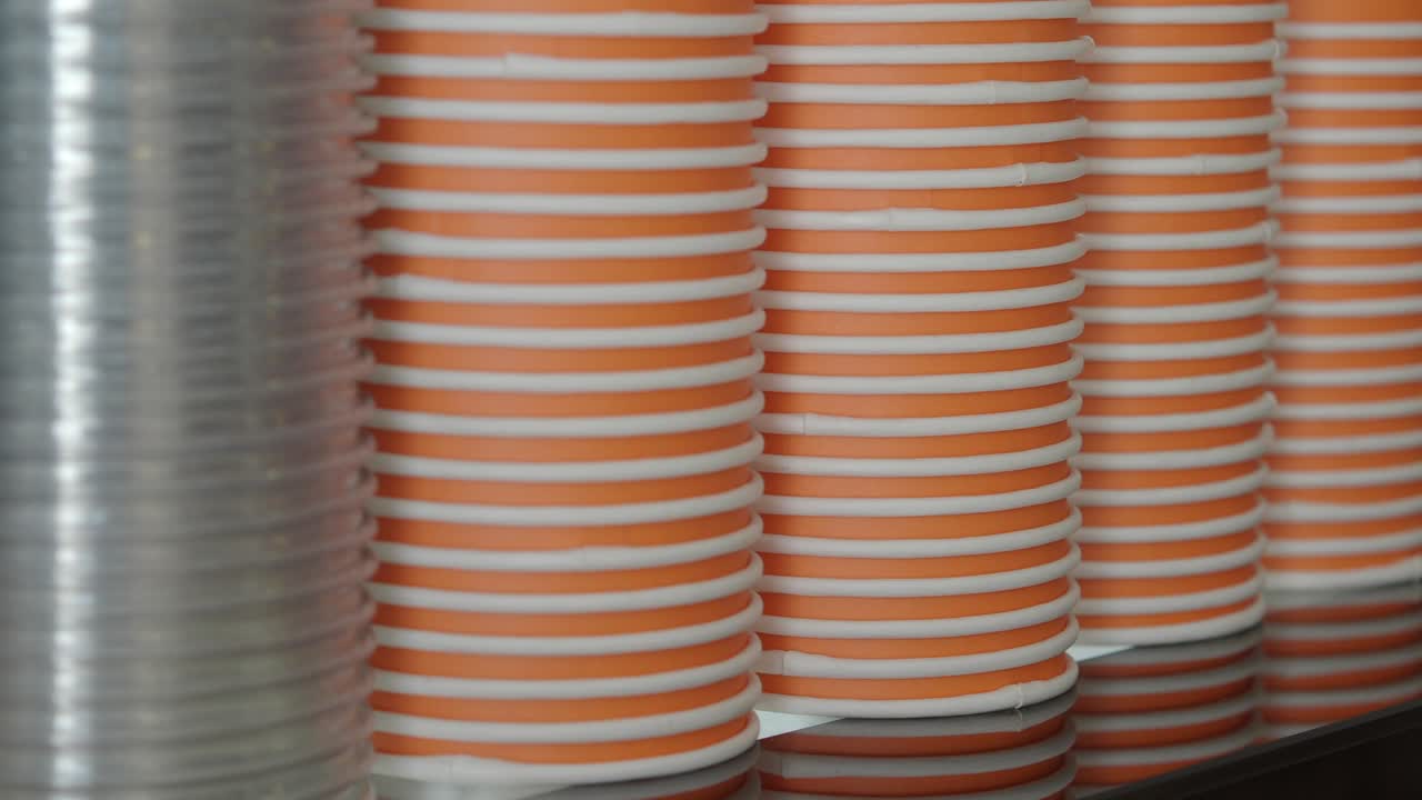 tazas de café naranjas y blancas apiladas