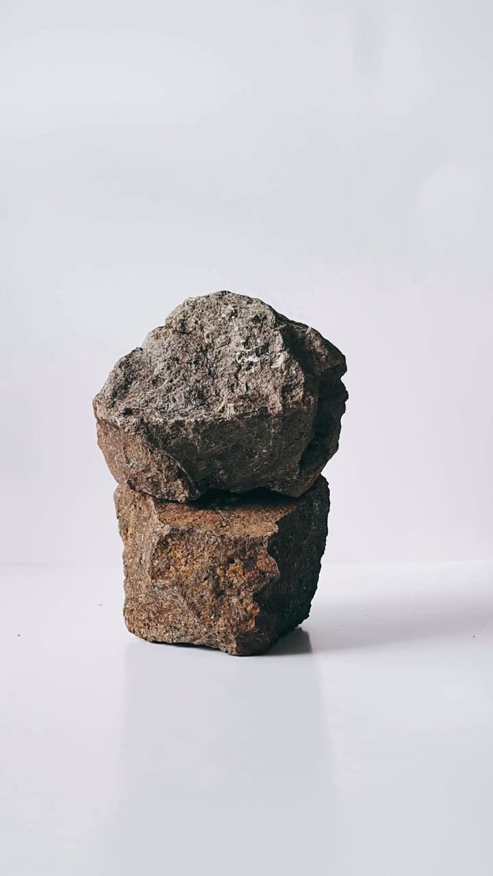 naturaleza muerta hecha a mano con piedras, flores y joyas