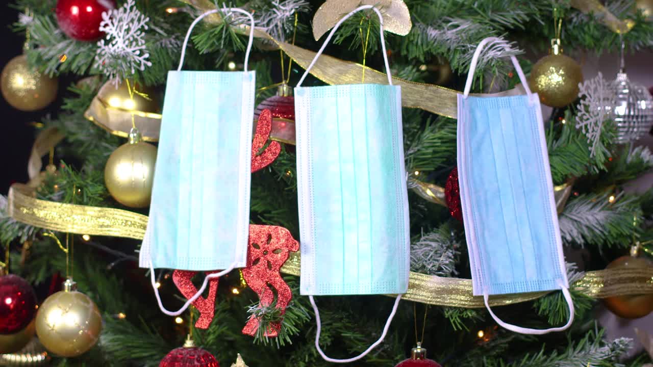 크리스마스 트리에 코로나19 얼굴 마스크