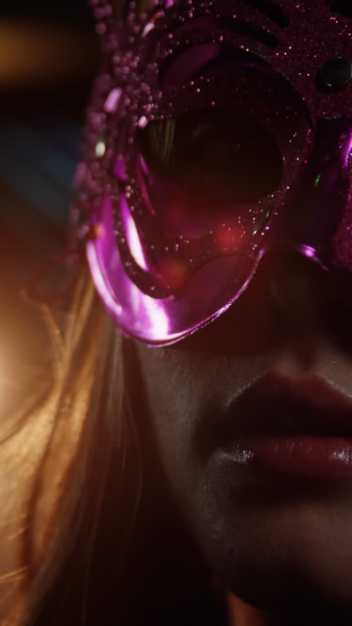 mujer con máscara de fiesta en un bar