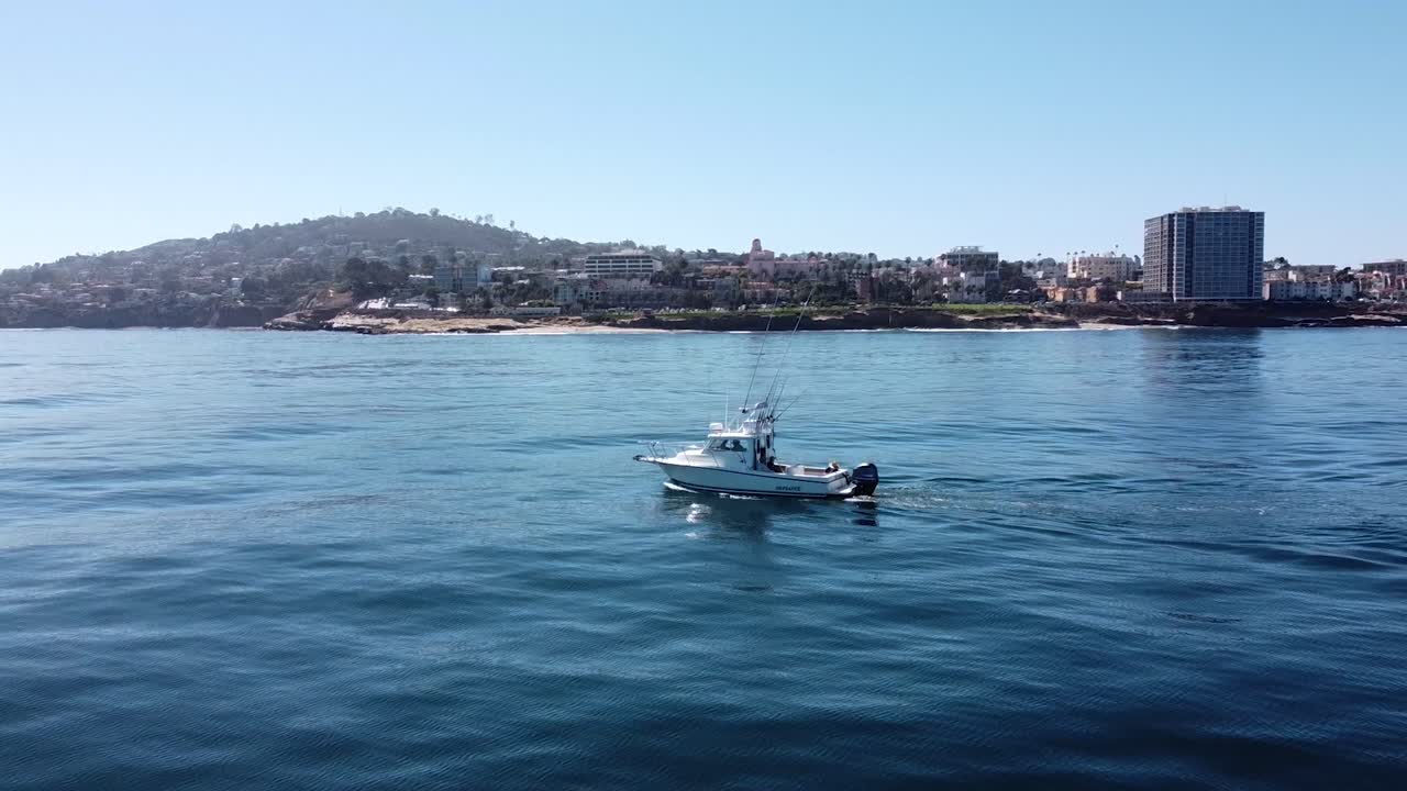 무인 항공기가 라호야 해안의 파커 보트 위로 날아갑니다.