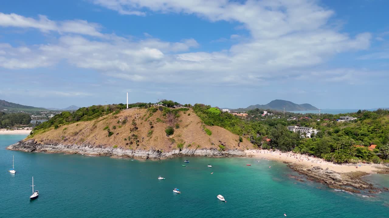 해변과 호텔이 있는 아름다운 열대 만