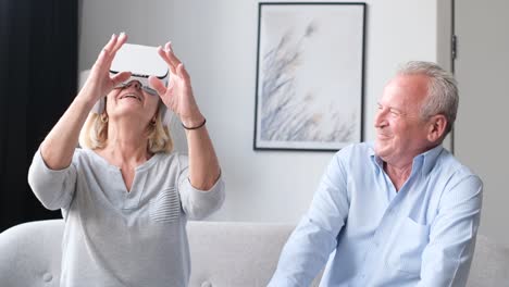 senior couple experiencing virtual reality