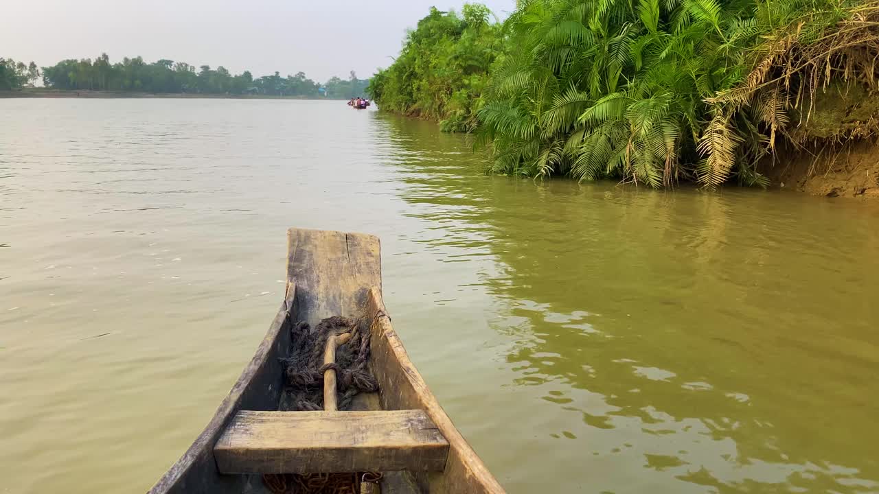 barco de madera navegando sobre el río gowain en el bosque pantanoso de ratargul en sylhet, bangladesh.