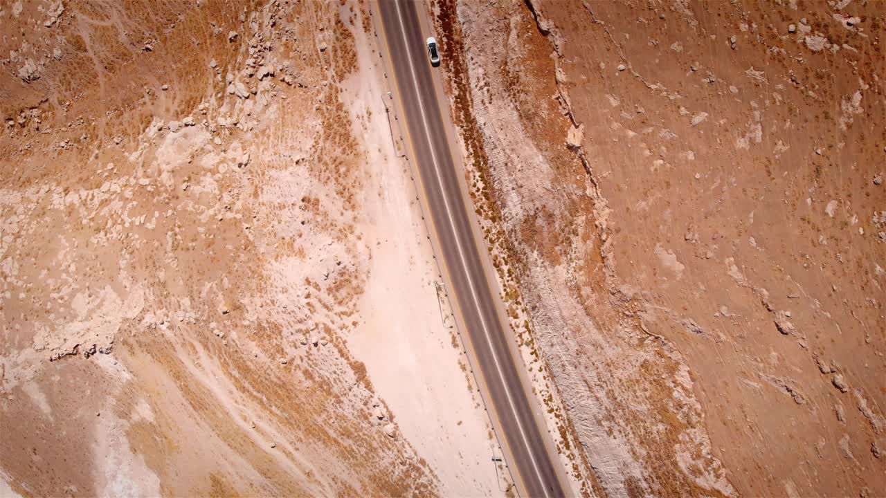 사막 풍경 을 가로질러 있는 도로 의 공중 사진