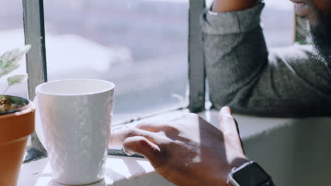 café, manos y hombre chequean el teléfono por la ventana