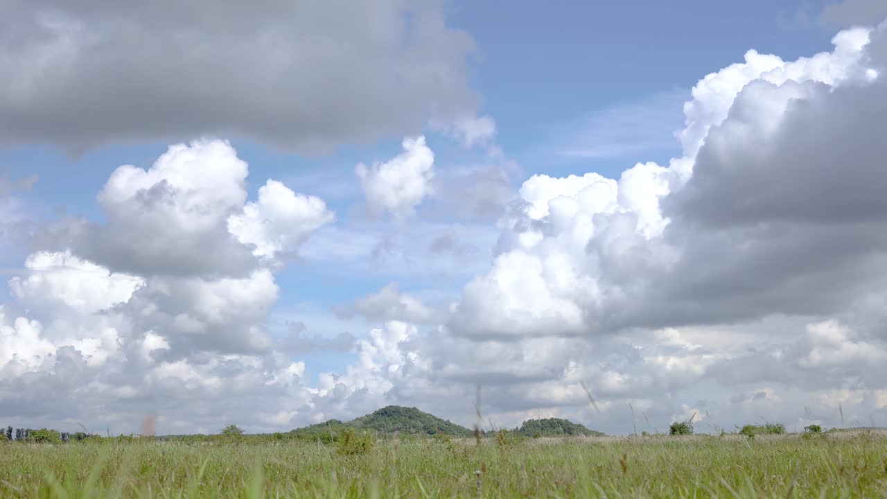 초원 위의 인상적인 폭풍우 구름, 타임 스 영상