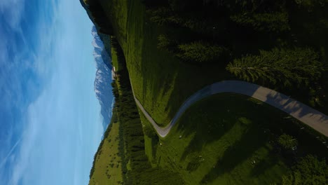 vertical bávaro austriaco sudelfeld wendelstein alps picos montañosos con románticos e idílicos prados de hierba verde y vista panorámica road