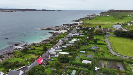 Vista-Aérea-De-Iona,-Isla-De-Mull-Escocia-Reino-Unido-Casas-Frente-Al-Mar,-Casas-De-Piedra-Y-Paisaje-Verde