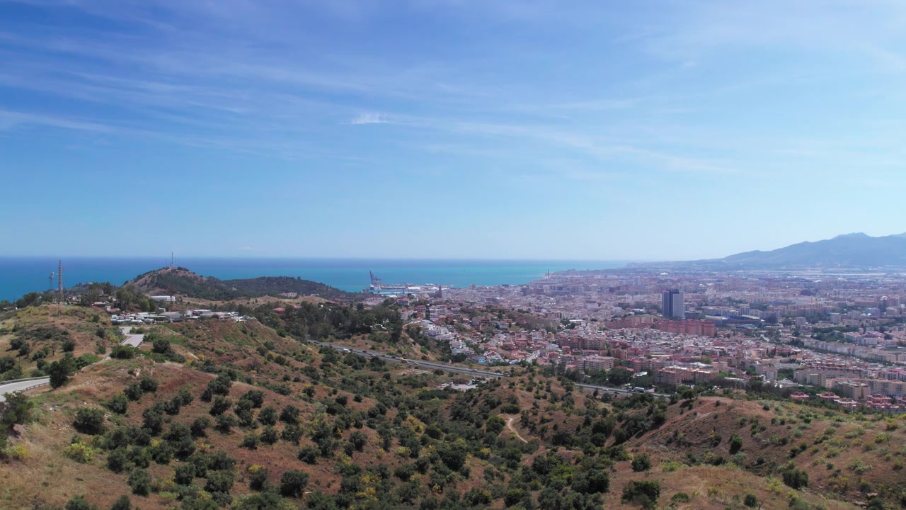 Rivelazione aerea della città di Malaga e delle colline circostanti, Andalusia, Spagna