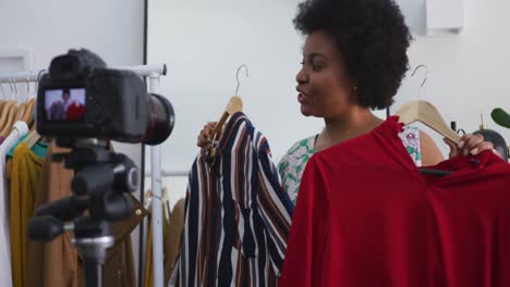 Afroamerikanische-Vloggerin-In-Übergröße,-Die-Ein-Video-über-Mode-Aufnimmt