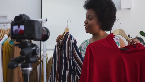 vlogger afroamericana de tamaño grande que graba un video sobre la moda