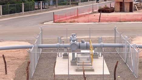 sobrevuelo aéreo de gas que fluye a través de tuberías en la fábrica de la central termoeléctrica