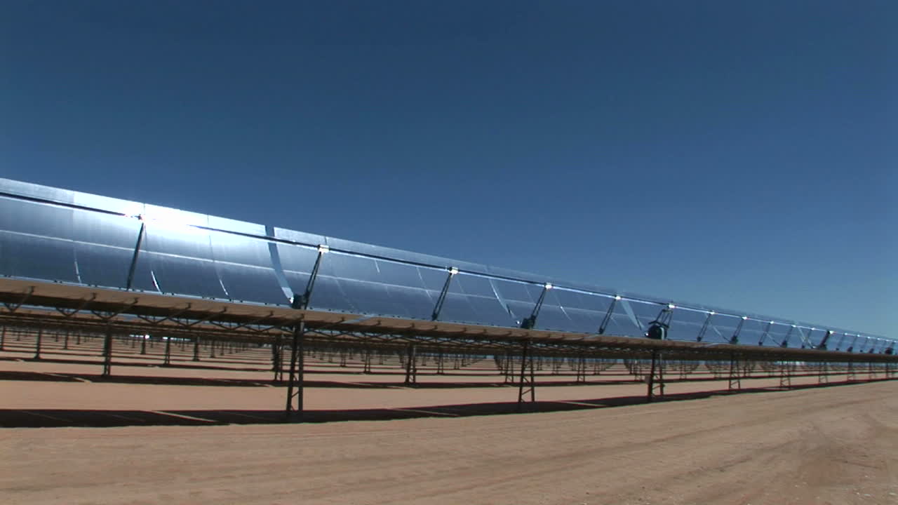 bancos de paneles solares se reflejan en el sol caliente 2