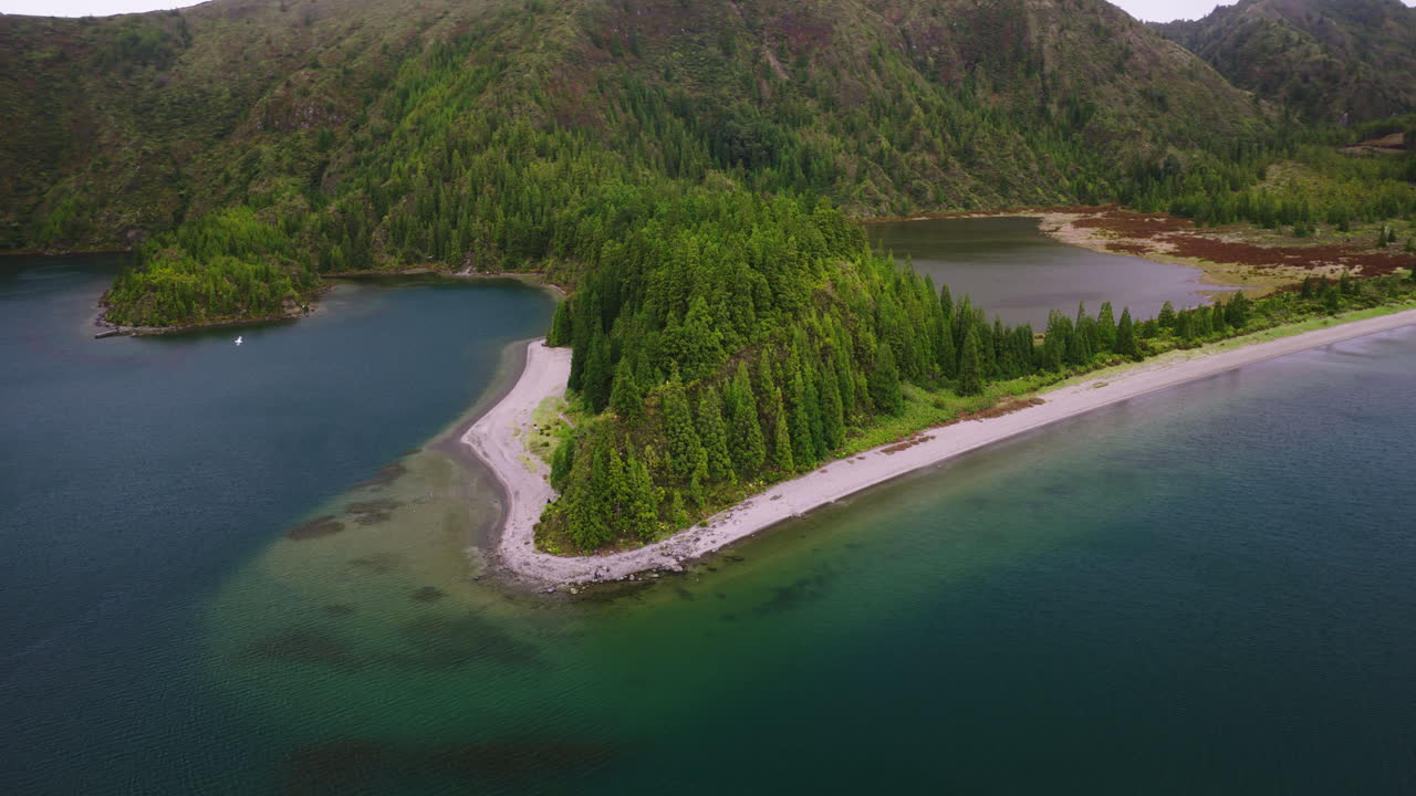 Suggestiva veduta aerea di un lago vulcanico e una penisola lussureggiante