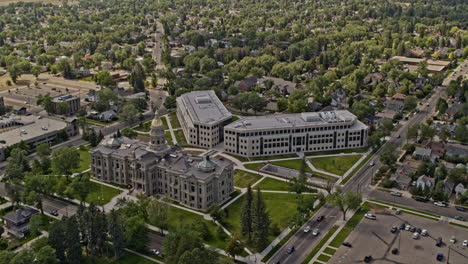 cheyenne wyoming vista aérea v3 de pájaro toma extraíble del edificio del capitolio estatal, las cámaras de la legislatura del estado de wyoming y la oficina del gobernador - tomada con cámara inspire 2, x7 - agosto de 2020