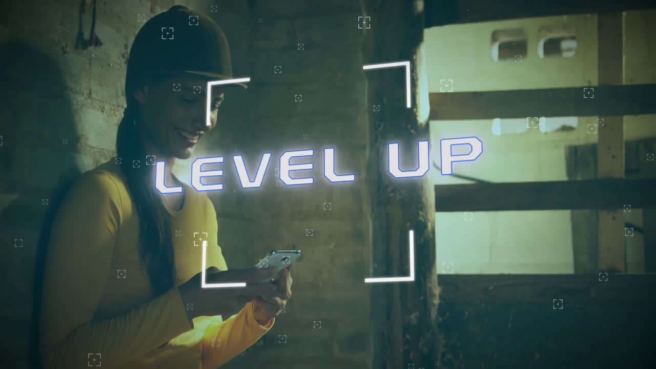 animación de nivel de texto y procesamiento de datos sobre mujer caucásica usando teléfono inteligente