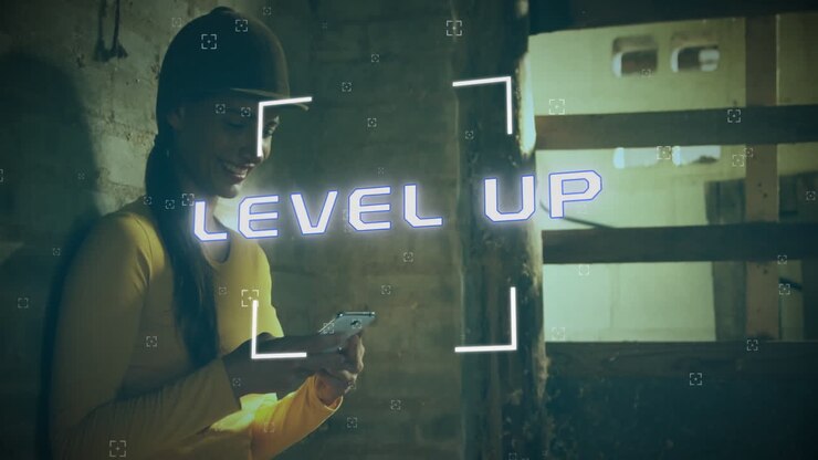 Animation af 'level up'-tekst og databehandling over kaukasisk kvinde, der bruger smartphone