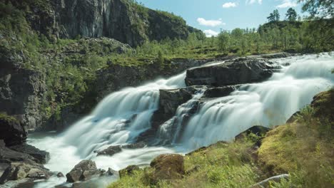 Sideview-of-cascading-Voring-falls,-long-exposure-time-lapse