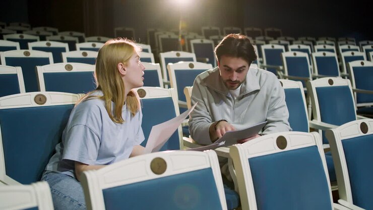 Persone in teatro prima delle prove