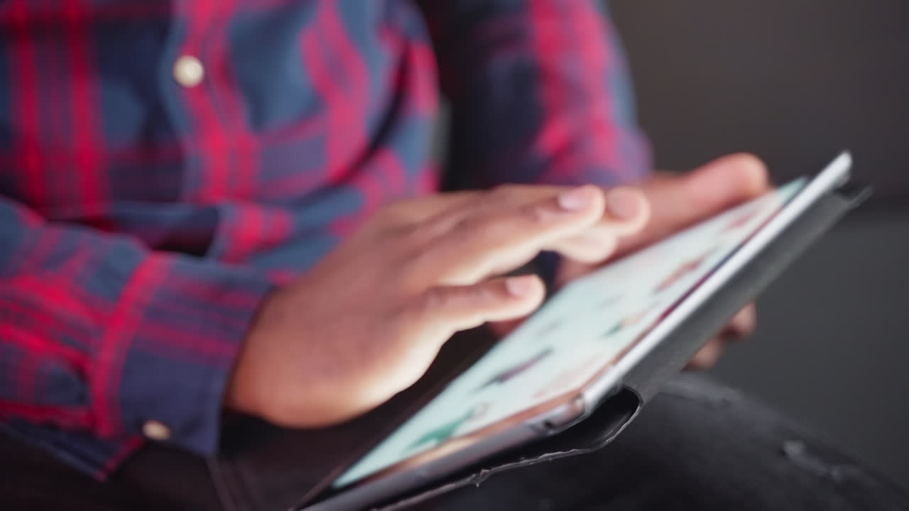 persona que utiliza la tableta