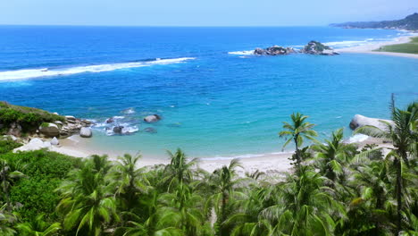 vista aérea de drones de la playa exótica colombiana en santa marta