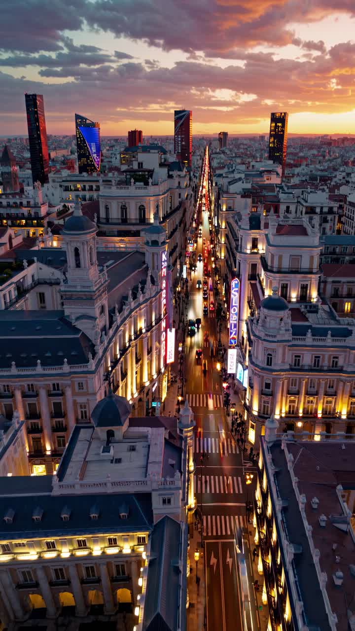 Vista aerea di una vivace strada di città al tramonto, che cattura la frenesia della vita urbana e il cielo dai colori vivaci.