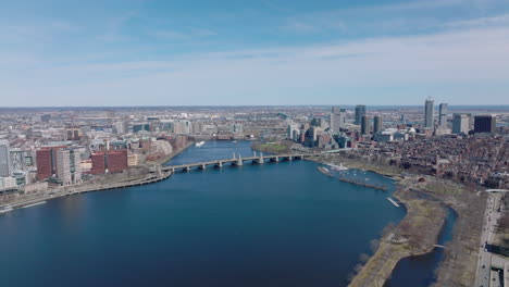 Los-Reenvíos-Vuelan-Sobre-La-Superficie-Azul-Profunda-Del-Río-Charles-En-El-Puente-Longfellow.-Vista-Panorámica-Aérea-De-La-Metrópolis.-Boston,-Estados-Unidos