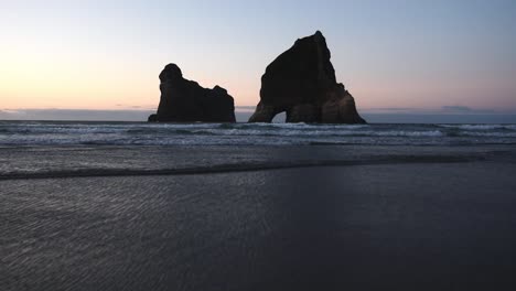 Die-Torbogeninsel-Felsformation-Von-Wharakiki-Beach,-Neuseeland