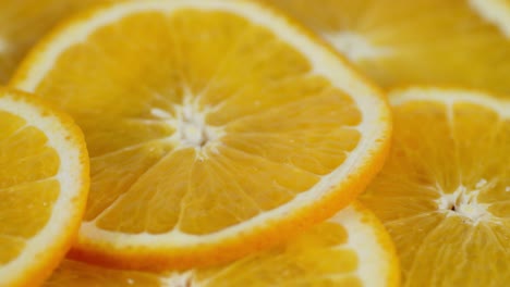 las rebanadas redondas de naranja giran lentamente.