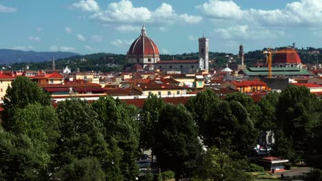 Aufsteigende-Aufschlussreiche-Luftaufnahme-Der-Stadt-Florenz-Und-Der-Kathedrale-Von-Santa-Maria-Del-Fiore-Hinter-Den-Bäumen-In-Italien