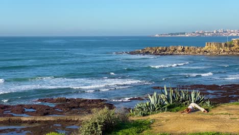 El-Mejor-Lugar-Para-Hacer-Ejercicio-De-Yoga-Con-Un-Hermoso-Mar-De-Fondo-En-Cascais