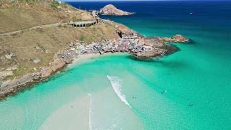 vista aérea de la aldea de arraial de cabo, la gente nada en el agua esmeralda, destino de brasil