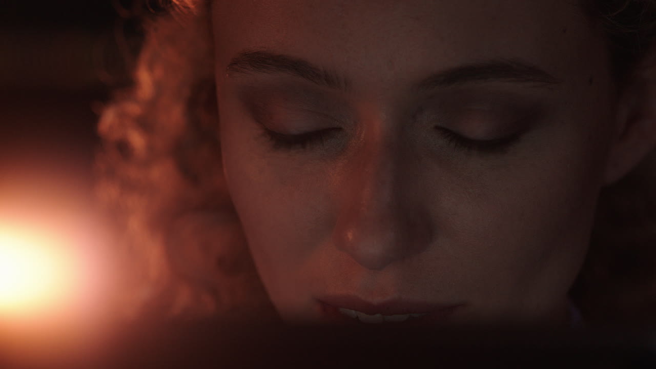 retrato de cerca de una mujer hermosa usando una tableta viendo una película por la noche mirando la pantalla disfrutando del entretenimiento