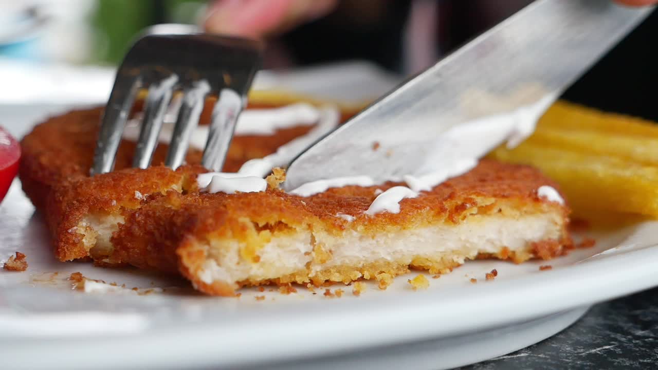 chuleta de pollo frito con patatas fritas