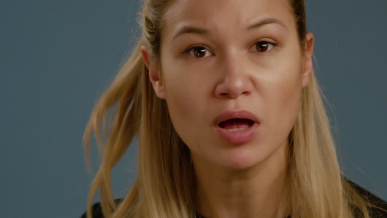 cu mujer molesta grita a la cámara