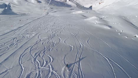Vista-Aérea-De-Drones-Siguiendo-A-Un-Esquiador-De-Slalom,-Esquí-Alpino-Por-Las-Laderas-De-Los-Alpes-Kaunertal,-En-Austria