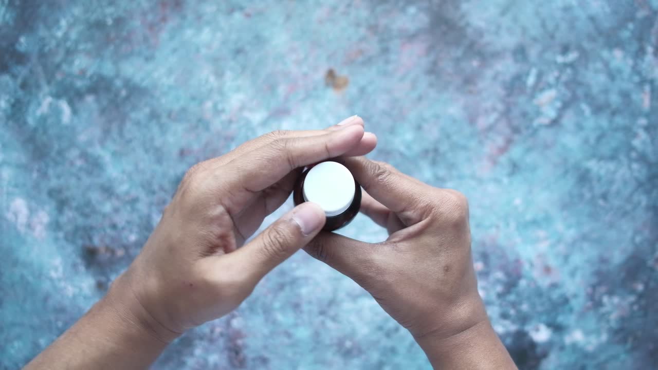 의약품 병을 열고 있는 손