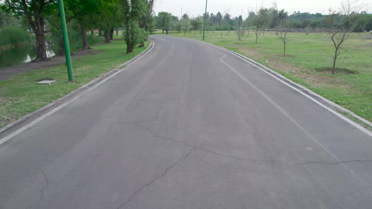 dolly inn en un camino local sin carros, vista personal junto a un lago y arboles en area natural en xochimilco, ciudad de mexico