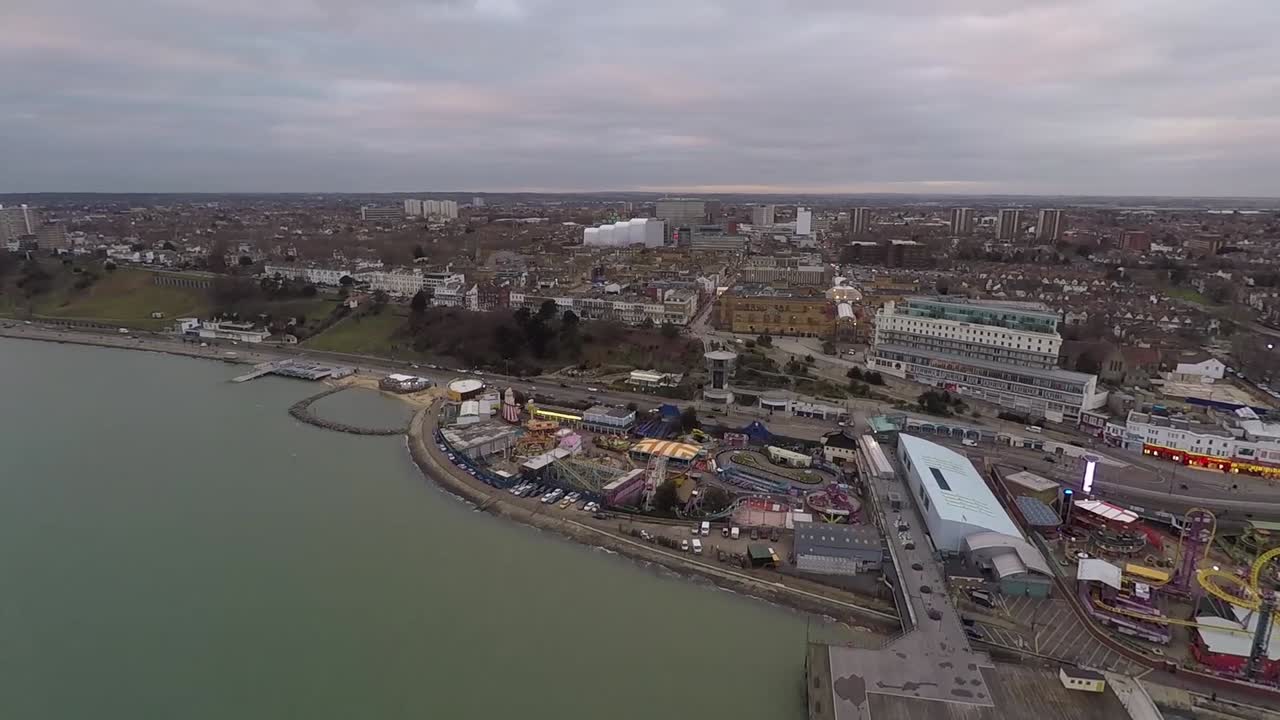 sobrevolando un pueblo costero en el reino unido-5