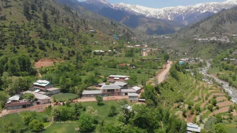 vista aérea del valle de swat con vista panorámica a la derecha del río swat en pakistán