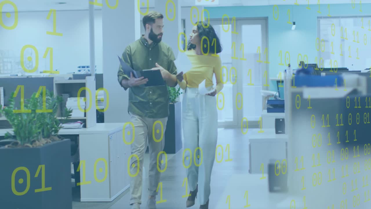 animación de procesamiento de datos de codificación binaria sobre diversas personas de negocios en la oficina.
